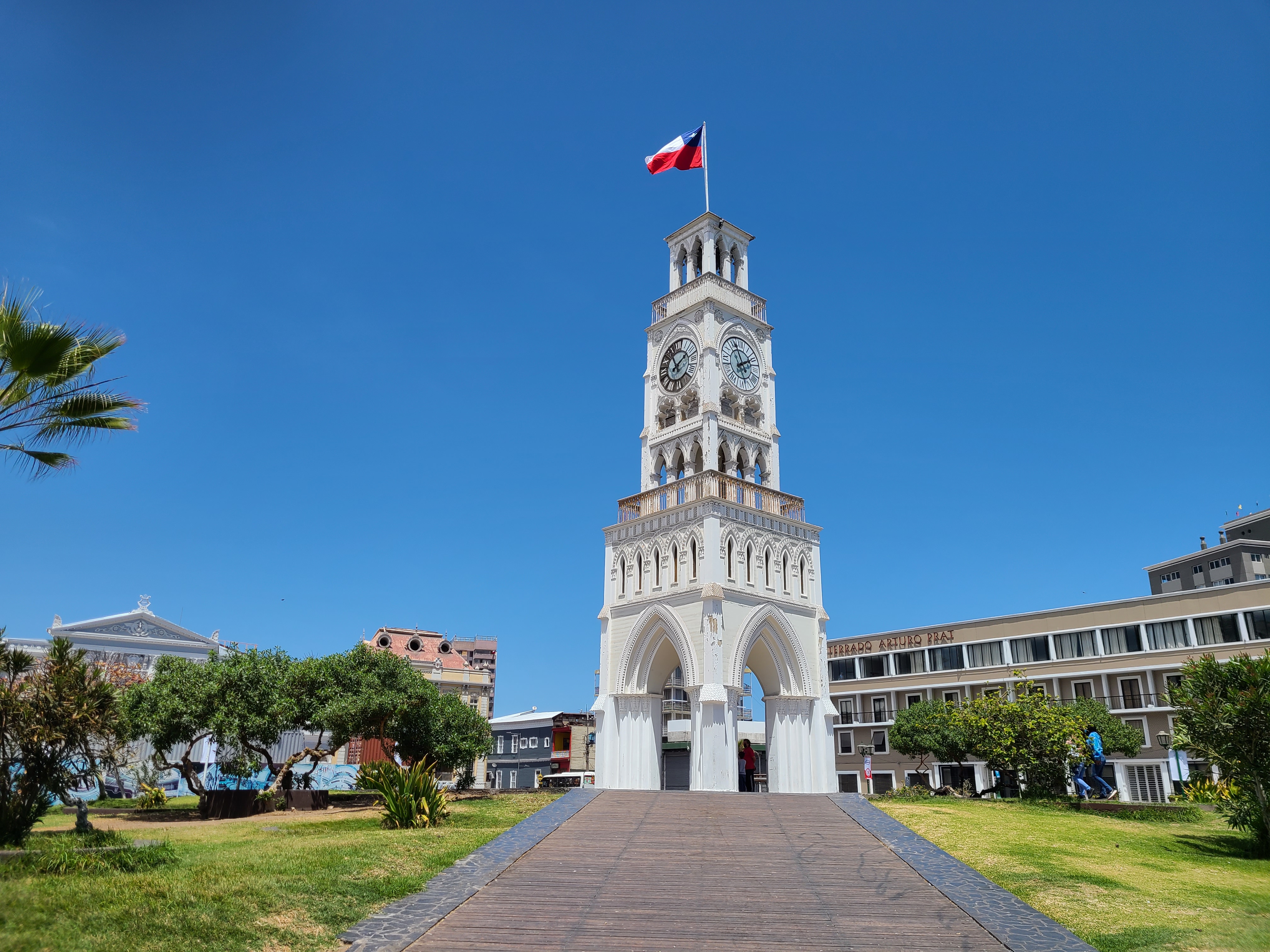 Plaza Arturo Prat con la torre al fondo y el paseo peatonal