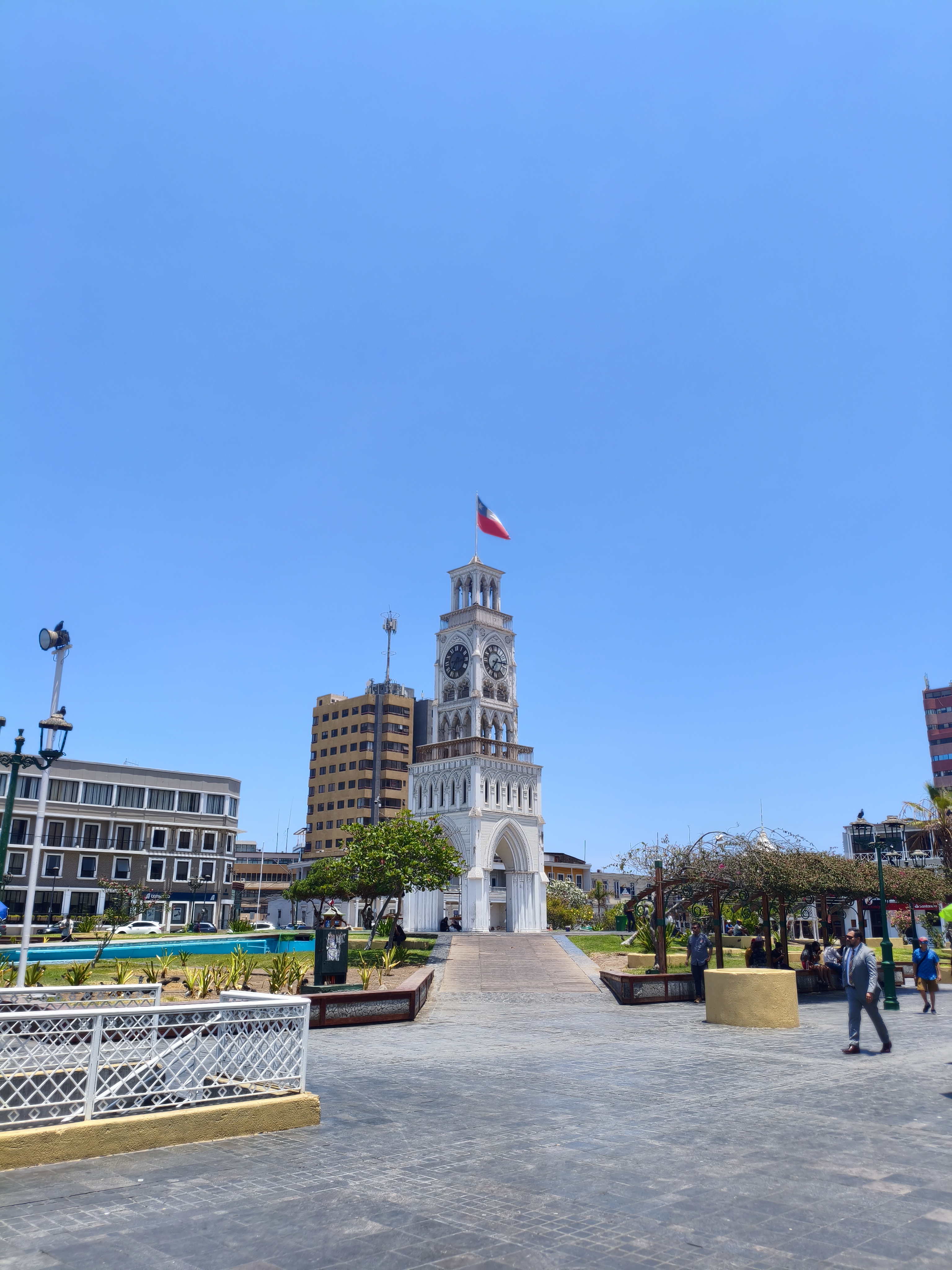 Grupo de visitantes fotografiando la torre de día