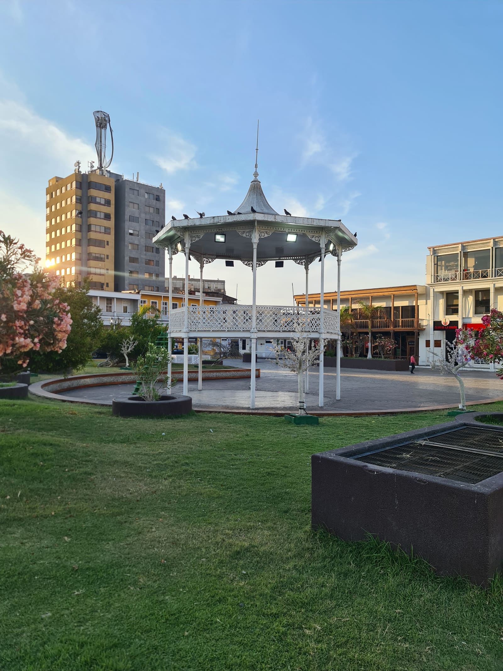 La plaza vista desde una esquina del Paseo Baquedano