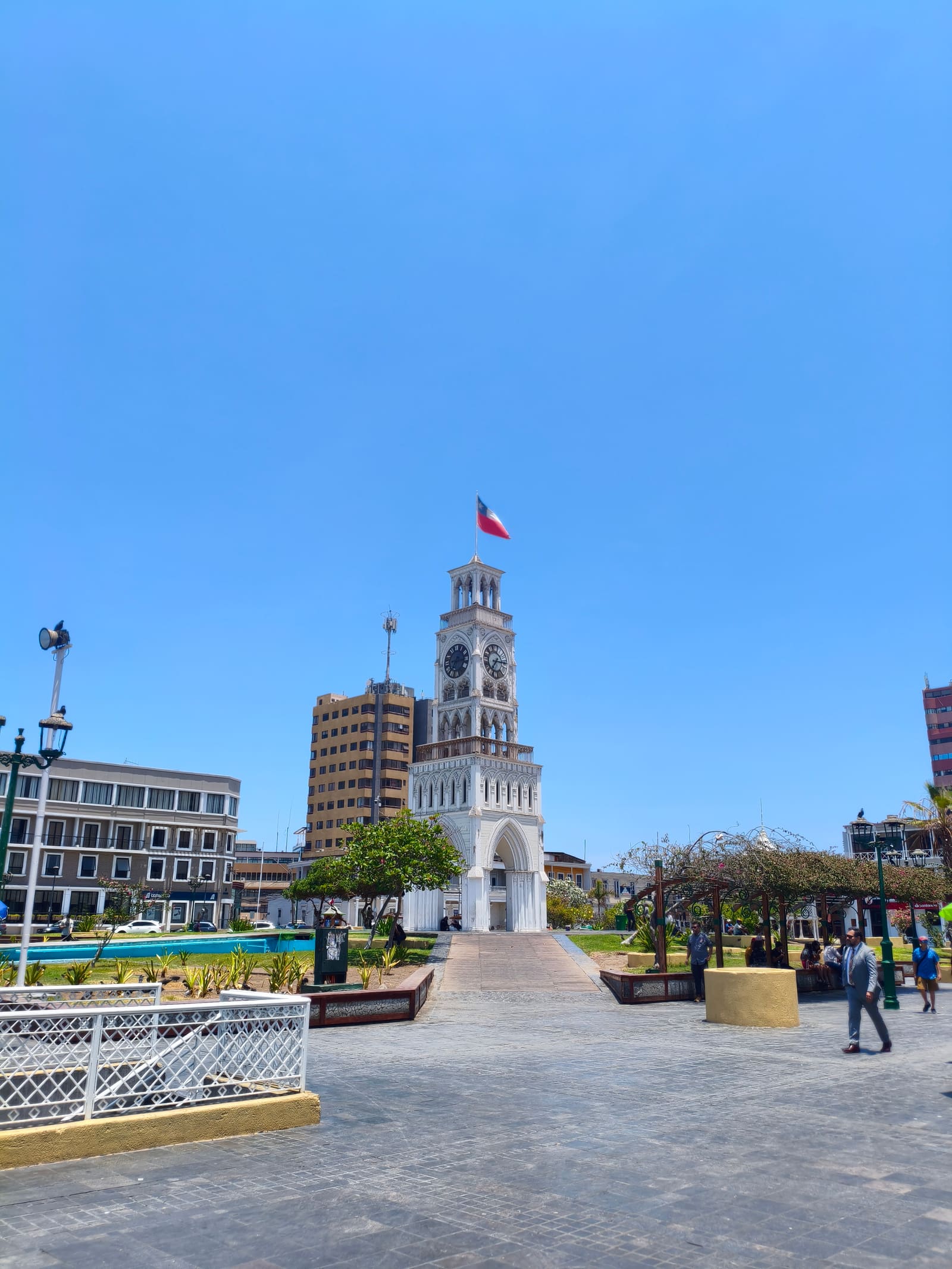Grupo de visitantes fotografiando la torre de día