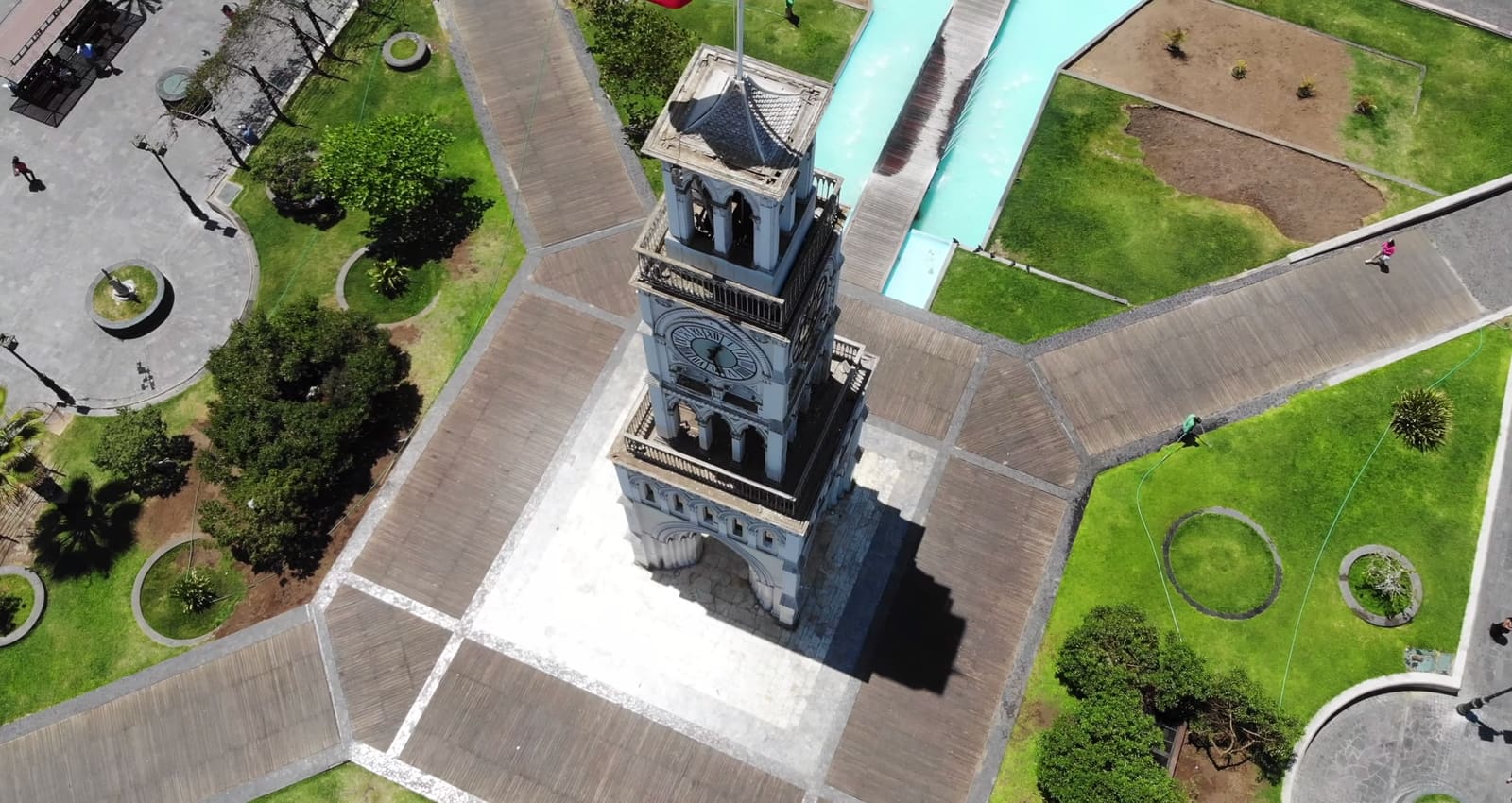 Detalle de la cúpula y el remate superior de la torre