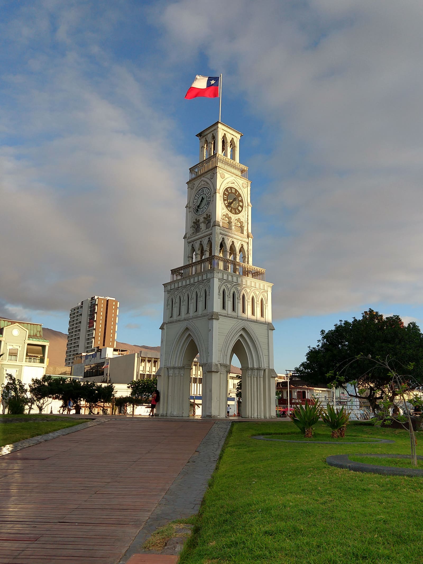 El reloj y la esfera superior con el cielo azul de Iquique