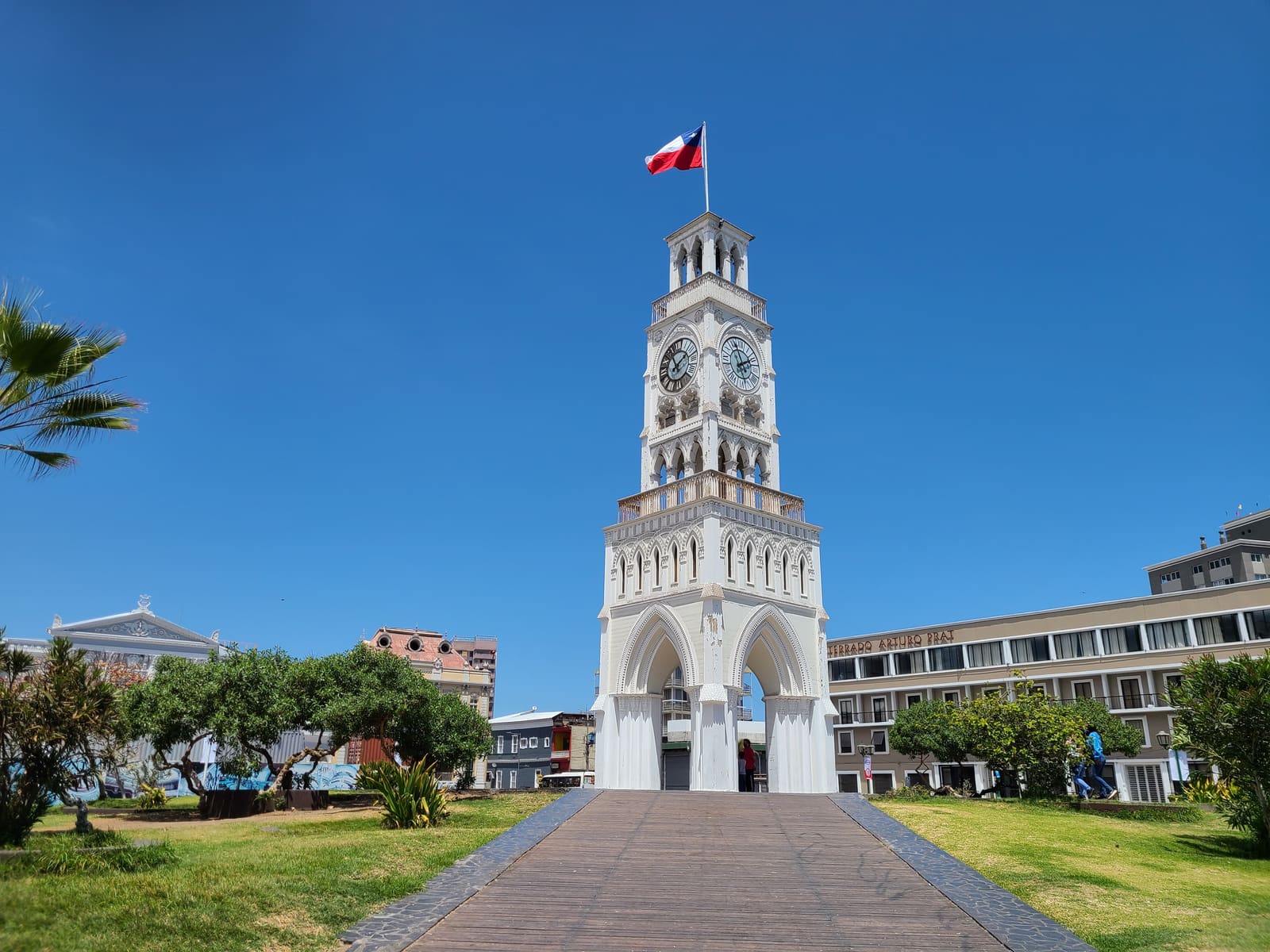Plaza Arturo Prat con la torre al fondo y el paseo peatonal