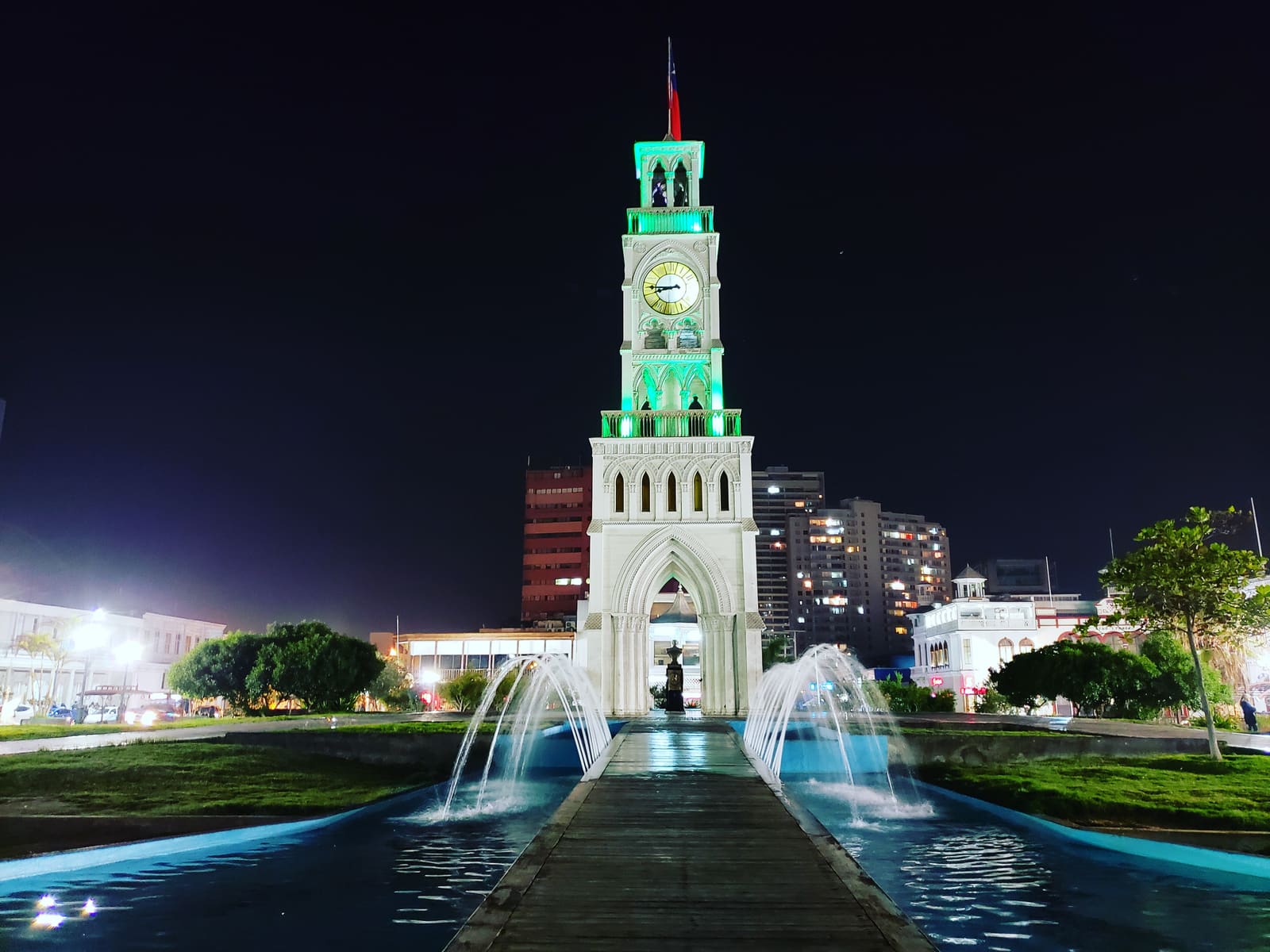 Teatro Municipal de Iquique enmarcado por la arquitectura de la plaza